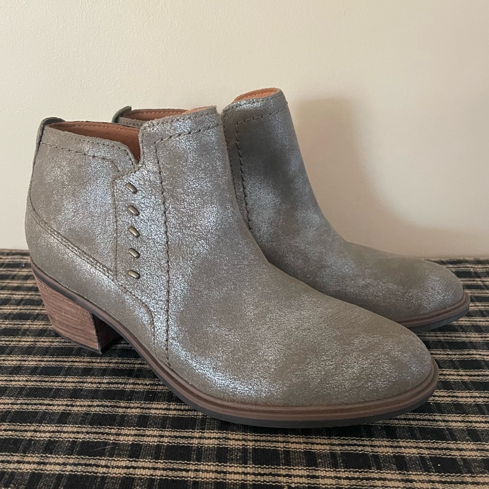 CLARKS Neva Lo Ankle Boots Size 8 M Taupe Metallic Leather Western Bootie #322‎